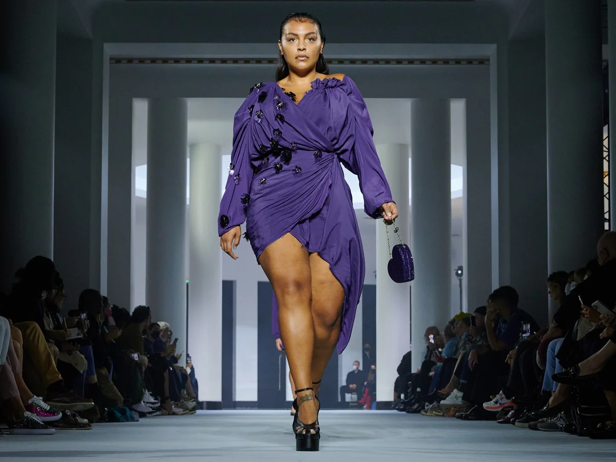 Perjalanan Paloma Elsesser Menjadi Ikon Mode Ukuran Plus